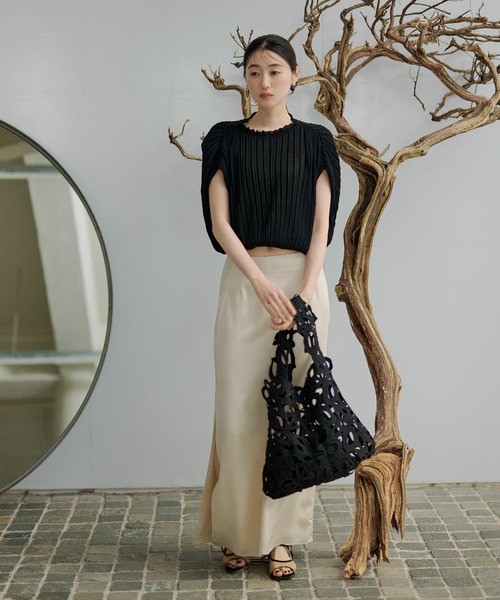 LAULEN(ローレン)の「boxy back button pleats tops /ボクシーバックボタンプリーツトップス(ニット/セーター・レディース・ブラック/ブルー/オートミール/アイボリー・FREE)」の15枚目の写真
