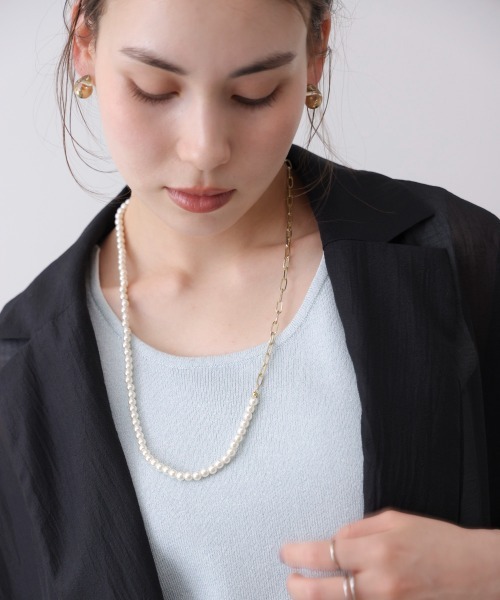 Bou Jeloud(ブージュルード)の「ハーフパールチェーンネックレス(ネックレス・レディース・シルバー/ゴールド・ONESIZE)」の2枚目の写真