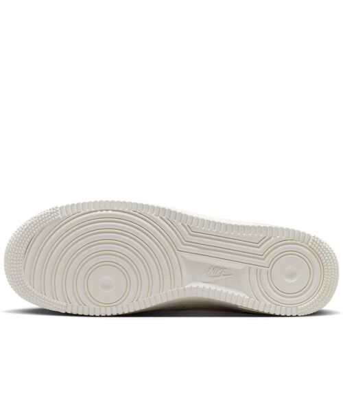 NIKE(ナイキ)の「ナイキ エア フォース 1 '07 メンズシューズ / Nike Air Force 1 '07 Men's Shoes IH1698-100 Sail(スニーカー・メンズ・クリーム・25/24.5/24/29/27.5/27/26.5/26/25.5/28.5/28)」の2枚目の写真