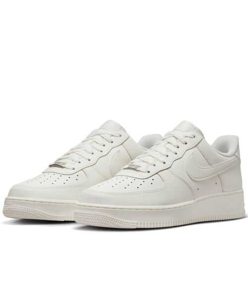 NIKE(ナイキ)の「ナイキ エア フォース 1 '07 メンズシューズ / Nike Air Force 1 '07 Men's Shoes IH1698-100 Sail(スニーカー・メンズ・クリーム・25/24.5/24/29/27.5/27/26.5/26/25.5/28.5/28)」の5枚目の写真