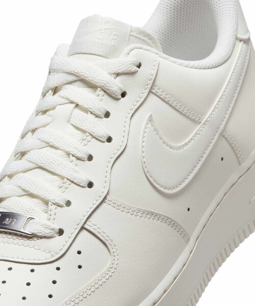 NIKE(ナイキ)の「ナイキ エア フォース 1 '07 メンズシューズ / Nike Air Force 1 '07 Men's Shoes IH1698-100 Sail(スニーカー・メンズ・クリーム・25/24.5/24/29/27.5/27/26.5/26/25.5/28.5/28)」の7枚目の写真