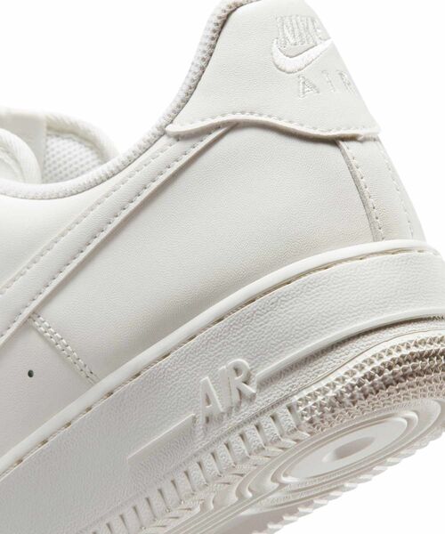 NIKE(ナイキ)の「ナイキ エア フォース 1 '07 メンズシューズ / Nike Air Force 1 '07 Men's Shoes IH1698-100 Sail(スニーカー・メンズ・クリーム・25/24.5/24/29/27.5/27/26.5/26/25.5/28.5/28)」の8枚目の写真