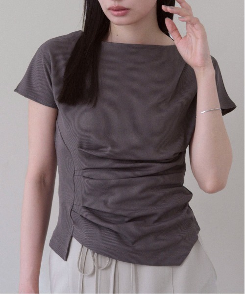 SOYEN(ソイエン)の「コンパクトアシンメトリータックサイドギャザーTシャツ(Tシャツ/カットソー・レディース・ブラウン/クリーム・F)」の2枚目の写真