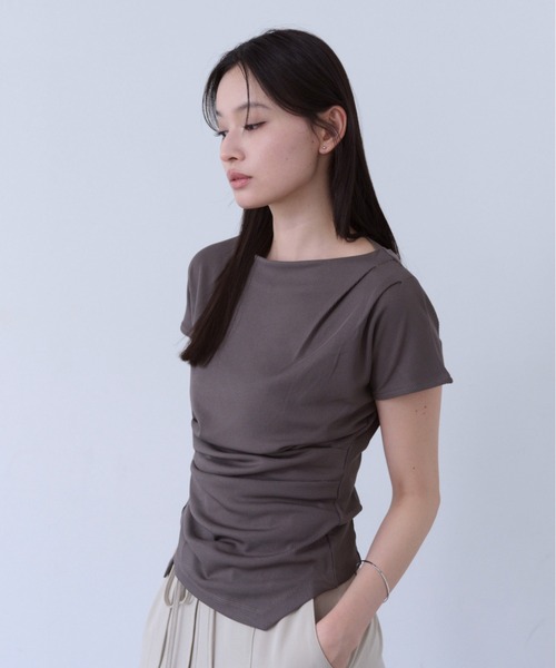 SOYEN(ソイエン)の「コンパクトアシンメトリータックサイドギャザーTシャツ(Tシャツ/カットソー・レディース・ブラウン/クリーム・F)」の7枚目の写真