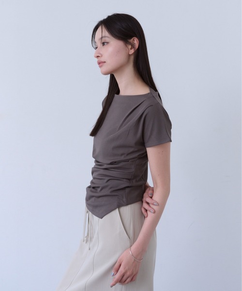 SOYEN(ソイエン)の「コンパクトアシンメトリータックサイドギャザーTシャツ(Tシャツ/カットソー・レディース・ブラウン/クリーム・F)」の8枚目の写真
