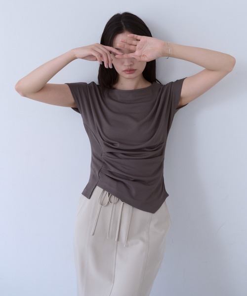 SOYEN(ソイエン)の「コンパクトアシンメトリータックサイドギャザーTシャツ(Tシャツ/カットソー・レディース・ブラウン/クリーム・F)」の11枚目の写真