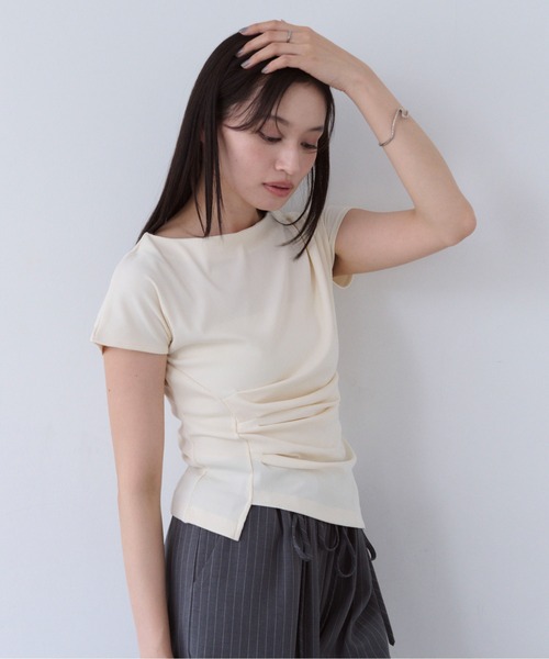 SOYEN(ソイエン)の「コンパクトアシンメトリータックサイドギャザーTシャツ(Tシャツ/カットソー・レディース・ブラウン/クリーム・F)」の3枚目の写真