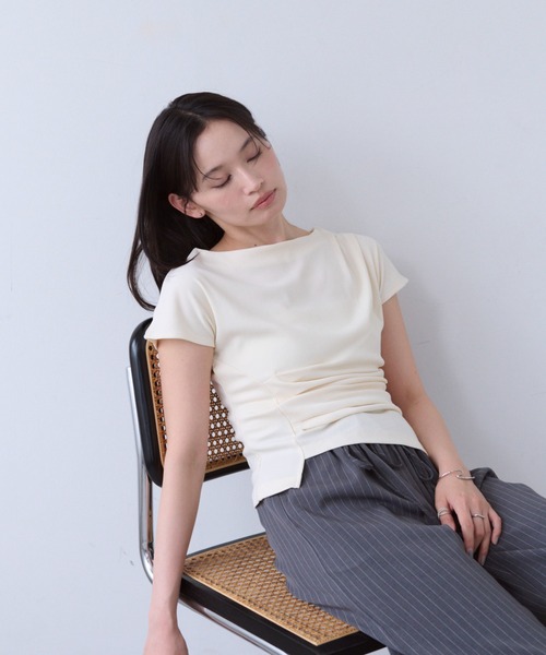 SOYEN(ソイエン)の「コンパクトアシンメトリータックサイドギャザーTシャツ(Tシャツ/カットソー・レディース・ブラウン/クリーム・F)」の4枚目の写真