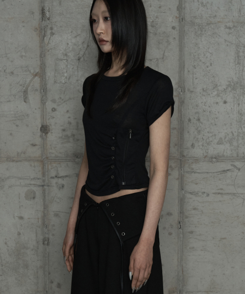ETRE AU SOMMET（エトレオソメ）の「Drape Pintuck Zipper Roll-Up Short Top (Black)（Tシャツ/カットソー・レディース・ブラック・FREE）」の2枚目の写真