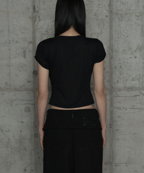 ETRE AU SOMMET（エトレオソメ）の「Drape Pintuck Zipper Roll-Up Short Top (Black)（Tシャツ/カットソー・レディース・ブラック・FREE）」の3枚目の写真
