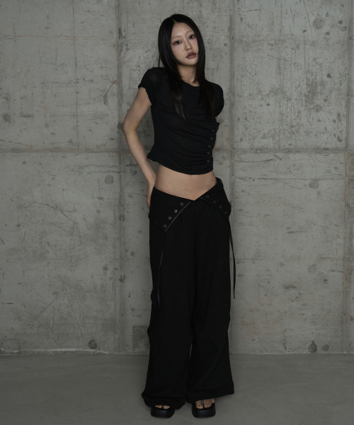 ETRE AU SOMMET（エトレオソメ）の「Drape Pintuck Zipper Roll-Up Short Top (Black)（Tシャツ/カットソー・レディース・ブラック・FREE）」の4枚目の写真