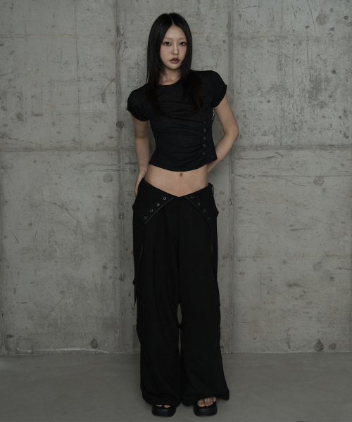 ETRE AU SOMMET（エトレオソメ）の「Drape Pintuck Zipper Roll-Up Short Top (Black)（Tシャツ/カットソー・レディース・ブラック・FREE）」の5枚目の写真