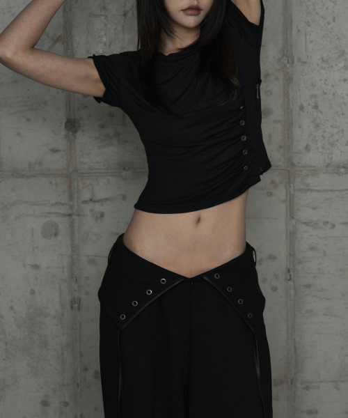 ETRE AU SOMMET（エトレオソメ）の「Drape Pintuck Zipper Roll-Up Short Top (Black)（Tシャツ/カットソー・レディース・ブラック・FREE）」の6枚目の写真
