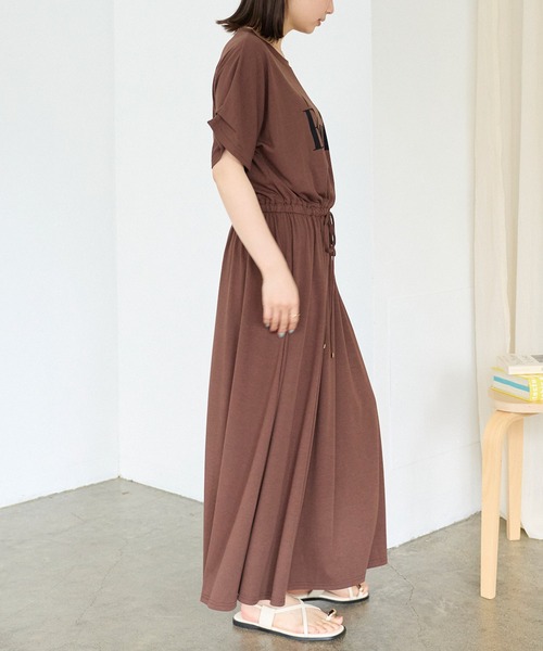 LAVEANGE(ラビアンジェ)の「フロッキーロゴプリントワンピース|ブラウジング/ウエストゴム/体型カバー(ワンピース・レディース・ブラウン/ブラック・M/LL/3L/4L/5L)」の11枚目の写真