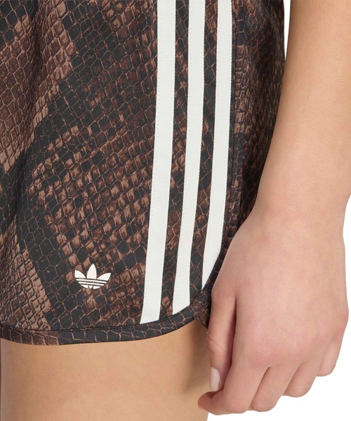adidas(アディダス)の「adidas SNAKE PRINT SATIN SHORTS / アディダス スネーク プリント サテン ショーツ(その他パンツ・レディース・ブラウン・S/M/L)」の3枚目の写真