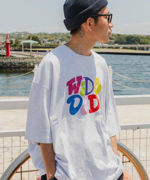 URBAN RESEARCH(アーバンリサーチ)の「Wide Dad GRAPHIC T-SHIRTS WITH HATCH(Tシャツ/カットソー・メンズ・ホワイト系その他/グリーン系その他/ネイビー・1/2)」の2枚目の写真