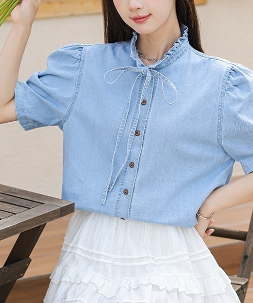 LUCPY(ラクピー)の「フリルネックリボンデニムブラウス(シャツ/ブラウス・レディース・ライトブルー・SMALL/LARGE/MEDIUM/X-LARGE)」の2枚目の写真
