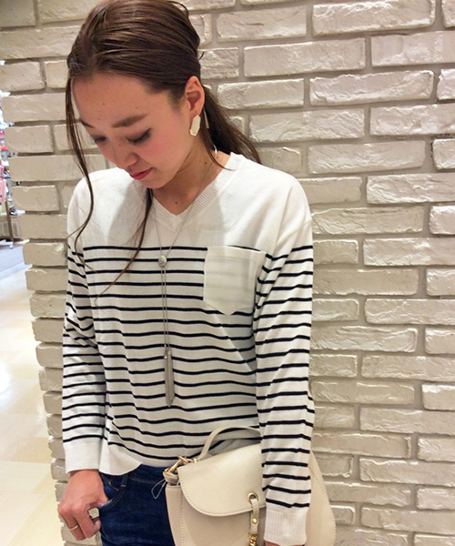 VENCEEXCHANGE（ヴァンスエクスチェンジ）の「ポケ付Vニットプルオーバー          （ニット/セーター・レディース・ベージュ/その他35/オフホワイト/グレー・MEDIUM）」の4枚目の写真