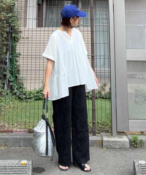 notch.（ノッチ）の「【notch. by KR 】スキッパーサイドギャザーブラウス（シャツ/ブラウス・レディース・ブラック/ネイビー/オフホワイト/ライトブルー・M）」の9枚目の写真