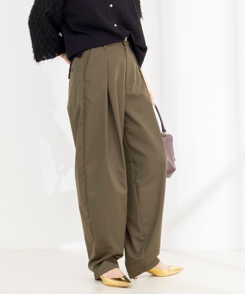 NOLLEY’S(ノーリーズ)の「ウォッシャブルタックバレルチノパンツ(チノパンツ・レディース・カーキ/ベージュ・36/38)」の2枚目の写真
