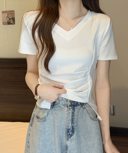 2ly2(トゥーリートゥー)の「ドレープ×アシメ裾が美しいVネックTシャツ(Tシャツ/カットソー・レディース・ピンク/ブラック/ホワイト・FREE)」の4枚目の写真