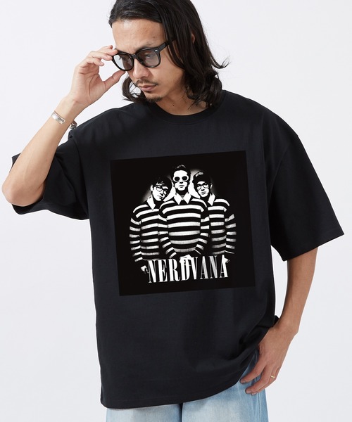 En serio TOKYO（エンソリオトーキョー）の「【SIDEWAYSTANCE】NERDVANAモノクロフォト半袖Tシャツ 70497（Tシャツ/カットソー・メンズ・ブラック/ホワイト・MEDIUM/LARGE）」の2枚目の写真