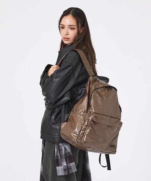 UNIVERSAL OVERALL(ユニバーサルオーバーオール)の「【UNIVERSAL OVERALL/ユニバーサルオーバーオール】:Surplus ANYTIME daily rucksack/リュック/バックパック/バッグ/秋冬(バックパック/リュック・メンズ・ブラウン/カーキ/ブラック・フリー)」の2枚目の写真