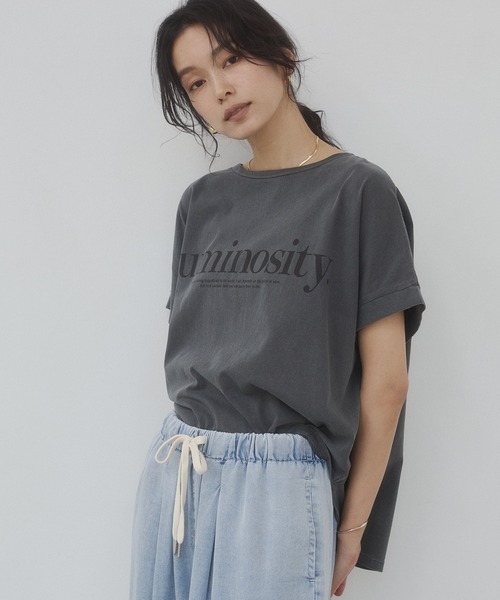 hunch(ハンチ)の「製品染め ピグメント ロゴTシャツ(Tシャツ/カットソー・レディース・チャコール/ライトベージュ/レッド・FREE)」の1枚目の写真