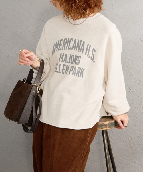 AMERICANA（アメリカーナ）の「【WEB先行予約】[Americana/アメリカーナ] 別注 カレッジロゴプリント カットオフスウェット（スウェット・レディース・オートミール/レッド/スミクロ・ONESIZE）」の2枚目の写真