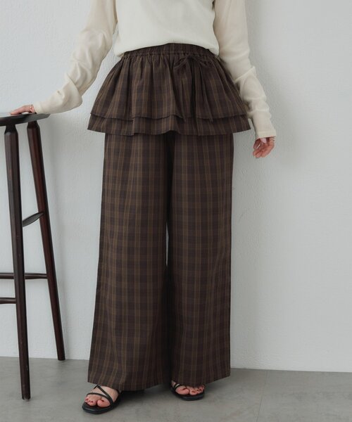 DISCOAT(ディスコート)の「【WEB限定】エプロン風チェックパンツ(その他パンツ・レディース・ブラウン/アイボリー/ブラック・FREE)」の1枚目の写真