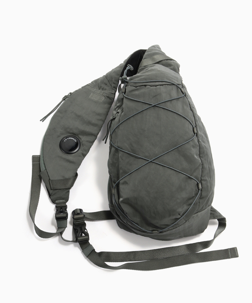 C.P. COMPANY(シーピーカンパニー)の「C.P.Company / シーピーカンパニー NYLON B CROSSBODY BACKPACK(ショルダーバッグ・メンズ・ブルー系その他/グレー/カーキ/オレンジ/ベージュ・FREE)」の1枚目の写真
