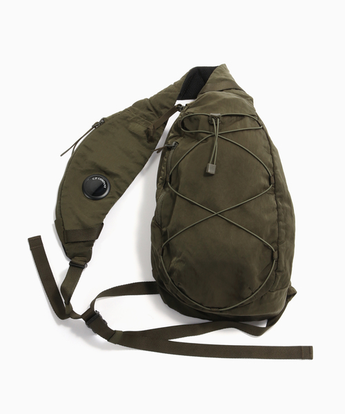 C.P. COMPANY(シーピーカンパニー)の「C.P.Company / シーピーカンパニー NYLON B CROSSBODY BACKPACK(ショルダーバッグ・メンズ・ブルー系その他/グレー/カーキ/オレンジ/ベージュ・FREE)」の3枚目の写真