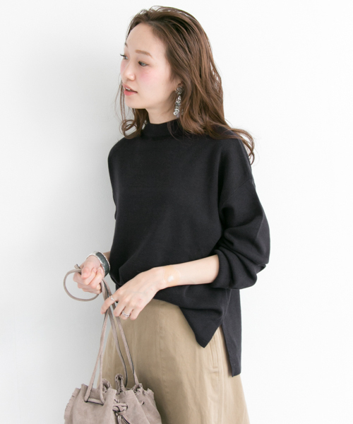 URBAN RESEARCH（アーバンリサーチ）の「UR 総針プチハイネックニットプルオーバー（ニット/セーター・レディース・オフホワイト/ブラック/ネイビー/ベージュ・FREE）」の2枚目の写真