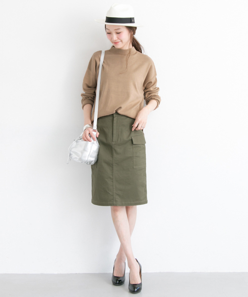 URBAN RESEARCH（アーバンリサーチ）の「UR 総針プチハイネックニットプルオーバー（ニット/セーター・レディース・オフホワイト/ブラック/ネイビー/ベージュ・FREE）」の13枚目の写真