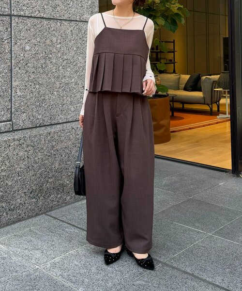 Thevon(ゼボン)の「プリーツキャミセットアップ(つなぎ/オールインワン・レディース・ブラック/ブラウン/グレイッシュベージュ・FREE)」の3枚目の写真