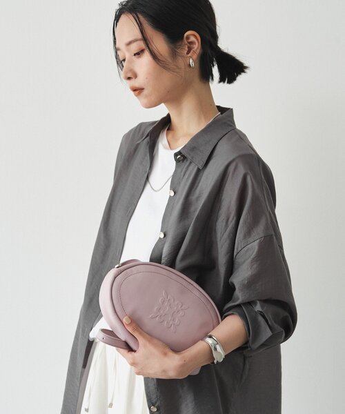 russet(ラシット)の「エンボスモノグラムオーバルショルダーバッグ(ショルダーバッグ・レディース・グリーン系/ピンク系その他/ブラック/グレイッシュベージュ・FREE)」の5枚目の写真