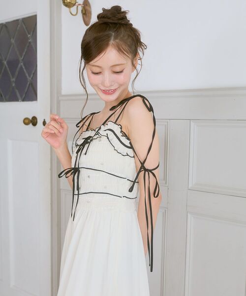 MAJESTIC LEGON(マジェスティックレゴン)の「バイカラービジューキャミワンピース(ワンピース・レディース・ブラック/アイボリー・MEDIUM/SMALL)」の19枚目の写真