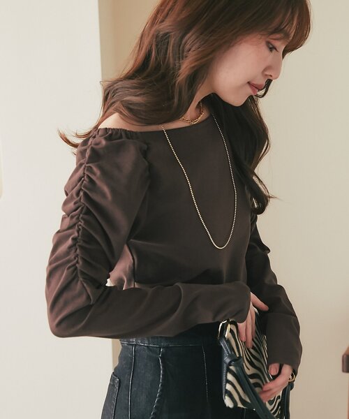 La boutique BonBon(ラブティックボンボン)の「ギャザーニュアンスカットソー(Tシャツ/カットソー・レディース・オフホワイト/ブラウン・FREE)」の2枚目の写真