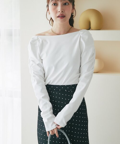 La boutique BonBon(ラブティックボンボン)の「ギャザーニュアンスカットソー(Tシャツ/カットソー・レディース・オフホワイト/ブラウン・FREE)」の1枚目の写真