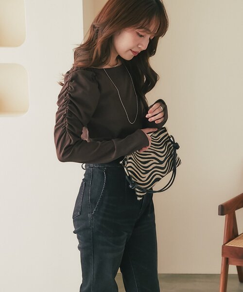 La boutique BonBon(ラブティックボンボン)の「ギャザーニュアンスカットソー(Tシャツ/カットソー・レディース・オフホワイト/ブラウン・FREE)」の17枚目の写真