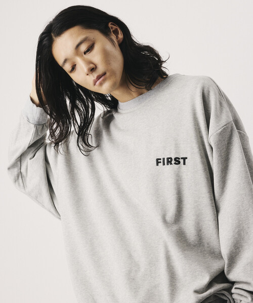 Firsthand（ファーストハンド）の「Firsthand/ファーストハンド リラックスフィット FIRST刺繍 クルーネックスウェット【限定展開】（スウェット・メンズ・ネイビー/チャコールグレー/グレー/ブラック・LARGE/MEDIUM）」の4枚目の写真