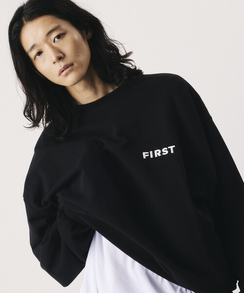 Firsthand（ファーストハンド）の「Firsthand/ファーストハンド リラックスフィット FIRST刺繍 クルーネックスウェット【限定展開】（スウェット・メンズ・ネイビー/チャコールグレー/グレー/ブラック・LARGE/MEDIUM）」の2枚目の写真