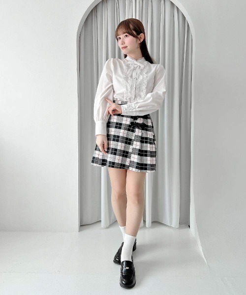F i.n.t(フィント)の「レースフリル使い細リボンタイブラウス/fint フィント(シャツ/ブラウス・レディース・オフホワイト/ホワイト×ブラック/ピンクベージュ・FREE)」の4枚目の写真
