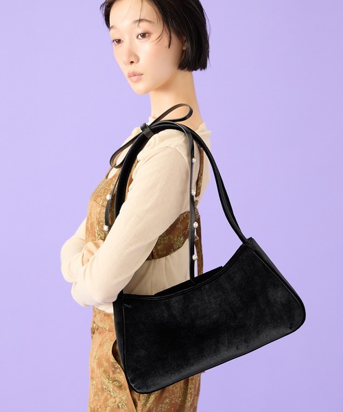 Casselini(キャセリーニ)の「Casselini(キャセリーニ)ベロアショルダーリボンBAG(ショルダーバッグ・レディース・ブラック/レッド・FREE)」の1枚目の写真