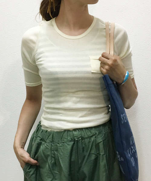 OLD BETTY'S（オールドベティーズ）の「ALOHA Cotton Rib Pocket T-shirts/コットンリブポケット５分袖Tシャツ（Tシャツ/カットソー・レディース・キナリ/サンドベージュ/ネイビー/ラベンダー/ボルドー/アイボリー/ブラック・FREE）」の2枚目の写真