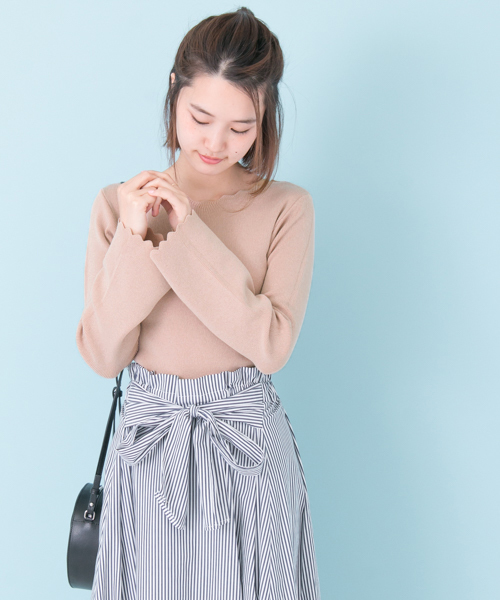 URBAN RESEARCH(アーバンリサーチ)の「UR スカラップニット(ニット/セーター・レディース・オフホワイト/ピンク/ブラック/その他1・FREE)」の1枚目の写真