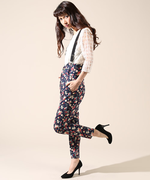 KIKKA THE DIARY OF(キッカ ザ ダイアリー オブ)の「サスペンダーフラワーパンツ(その他パンツ・レディース・ネイビー/ブラック・36/38)」の3枚目の写真