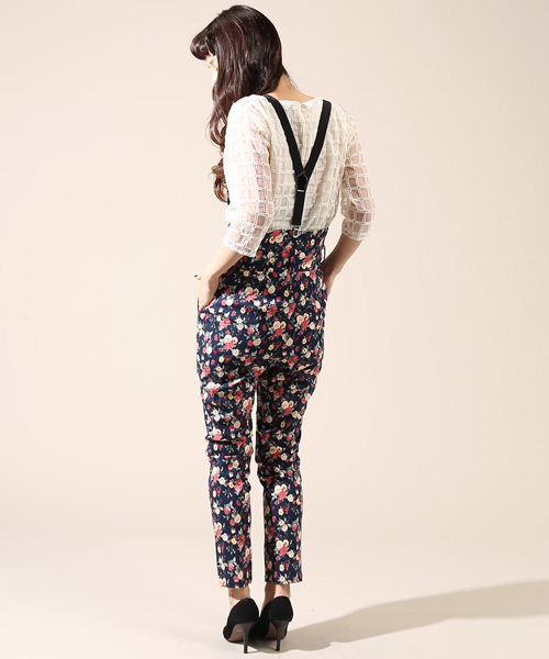 KIKKA THE DIARY OF(キッカ ザ ダイアリー オブ)の「サスペンダーフラワーパンツ(その他パンツ・レディース・ネイビー/ブラック・36/38)」の4枚目の写真