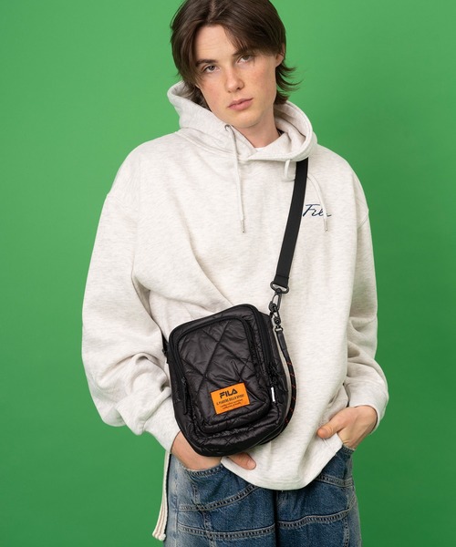 FILA（フィラ）の「FILA フィラ ブランド ロゴ パデット キルティング ショルダーベルト パラコードハンドル 2WAY ミニ ショルダーバッグ（ショルダーバッグ・レディース・ブラック/ネイビー/レッド/ブラック系/カーキ/アイボリー・FREE）」の4枚目の写真