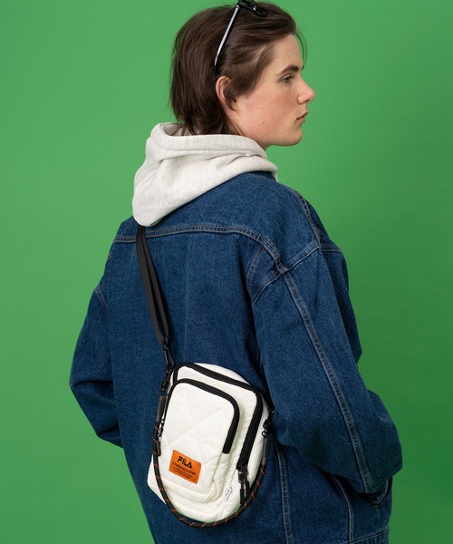 FILA（フィラ）の「FILA フィラ ブランド ロゴ パデット キルティング ショルダーベルト パラコードハンドル 2WAY ミニ ショルダーバッグ（ショルダーバッグ・レディース・ブラック/ネイビー/レッド/ブラック系/カーキ/アイボリー・FREE）」の2枚目の写真